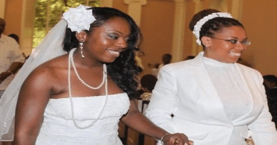 Mulher Se Casa Com a Própria Mãe e Diz: “Ela Sabe me Dá Praz…Ver Mais